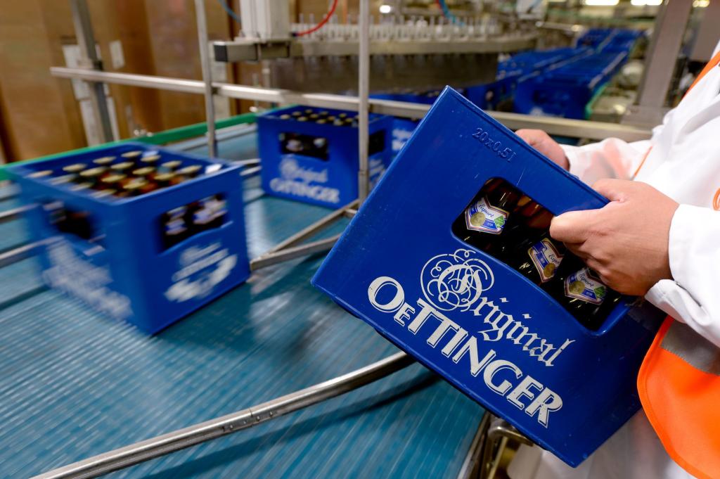 Produktion in der Oettinger Brauerei in Braunschweig. Derzeit ruht die Produktion wegen eines Warnstreiks. (Archivbild) - Foto: Peter Steffen/dpa