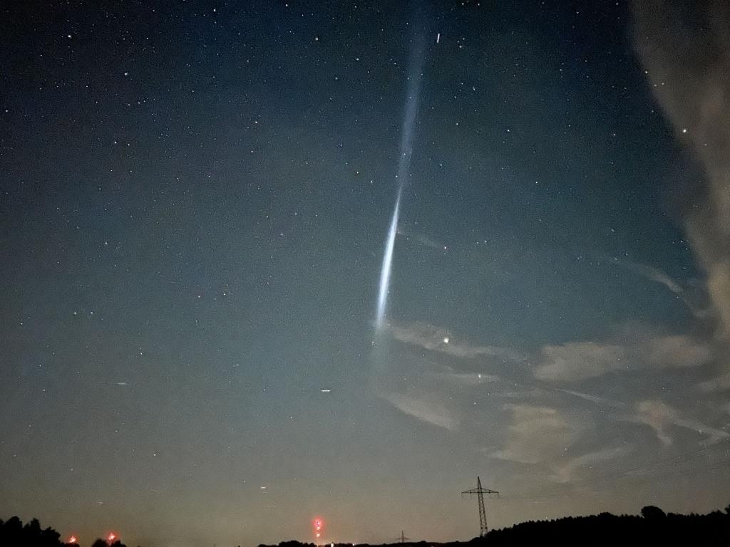 Was ist denn das? - Treibstofftropfen einer Rakete hinterlassen Lichtstreifen (Foto-Handout) - Foto: Klein/vifogra/dpa