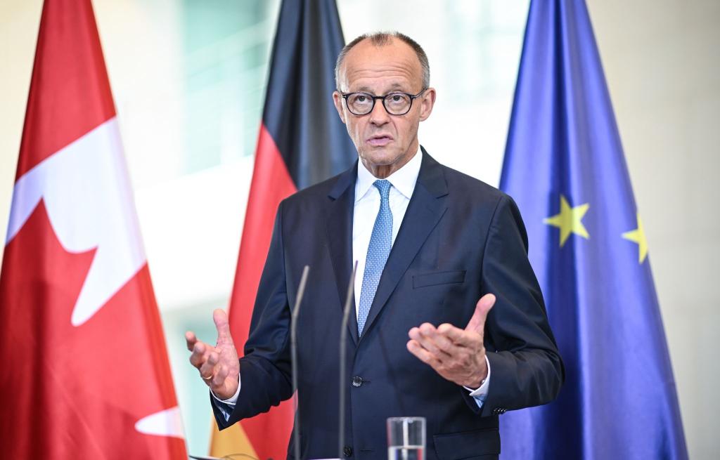 Der Kanzler sieht das Veto seines Außenministers gegen das Wehrdienstgesetz als «ein ganz übliches, normales Regierungshandeln». - Foto: Britta Pedersen/dpa