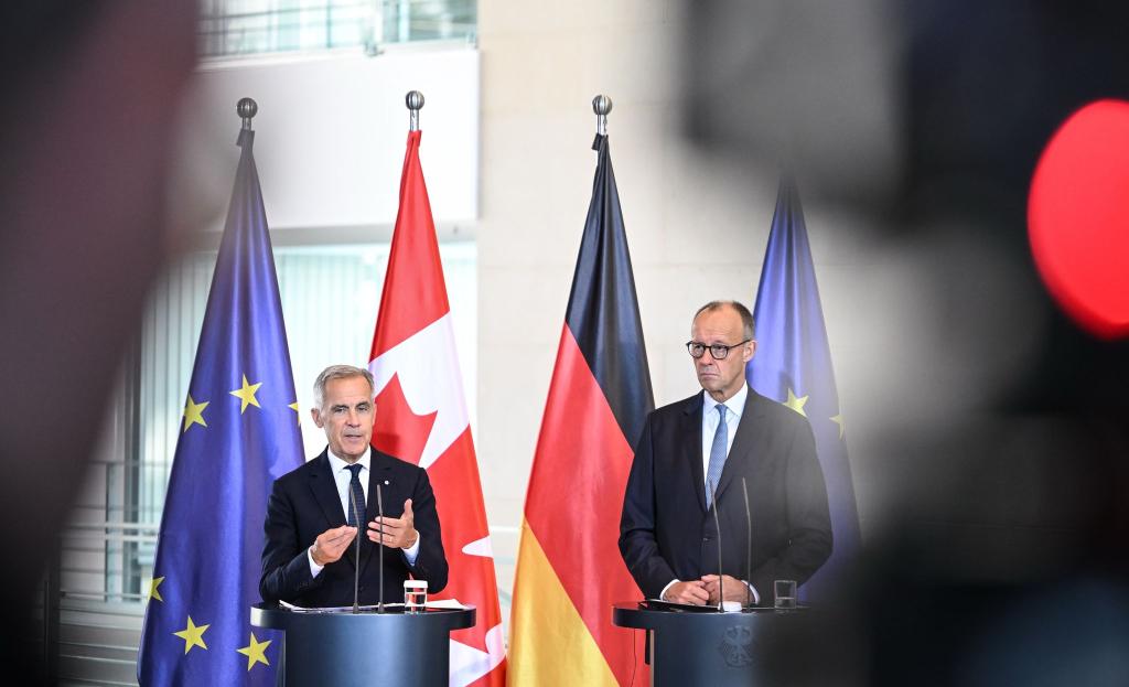 Bundeskanzler Merz wirft dem russischen Präsidenten Putin eine Verzögerungsstrategie bei der Suche nach Frieden für die Ukraine vor. - Foto: Britta Pedersen/dpa