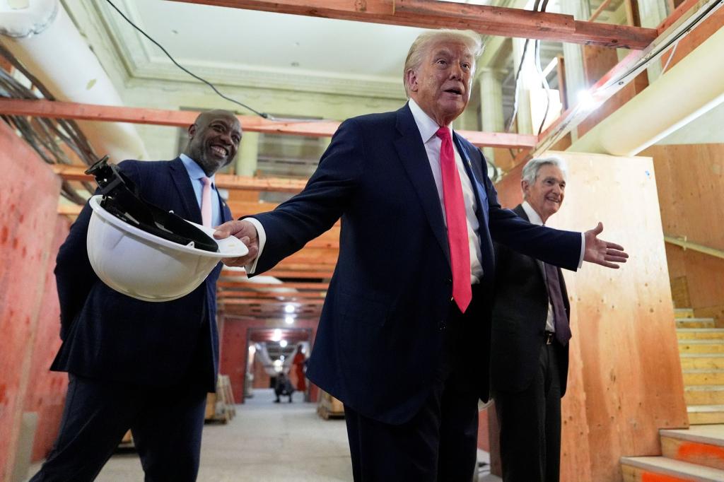 US-Präsident Trump bei einem Besuch der Fed - seit Monaten attackiert er die US-Notenbank. - Foto: Julia Demaree Nikhinson/AP/dpa