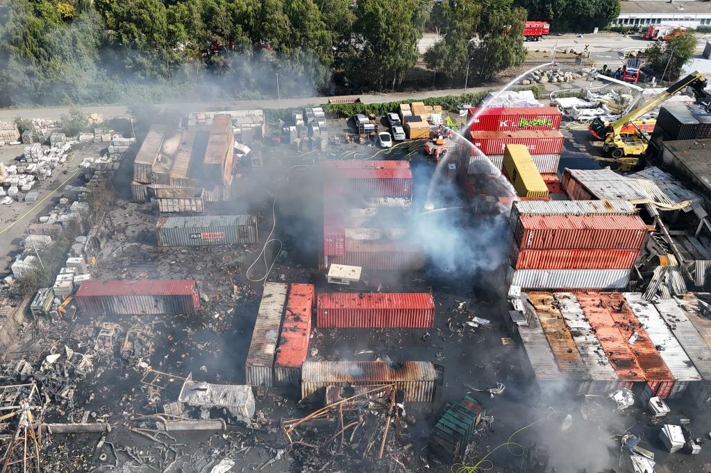 Brandbekämpfung an mehreren Stellen gleichzeitig - der Großbrand im Hamburger Hafen hat rund 320 Einsatzkräfte beschäftigt. - Foto: Marcus Golejewski/dpa