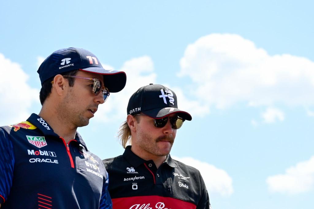 Fahren nächstes Jahr zusammen für Cadillac: Sergio Perez (l) und Valtteri Bottas (Archivbild) - Foto: Denes Erdos/AP/dpa