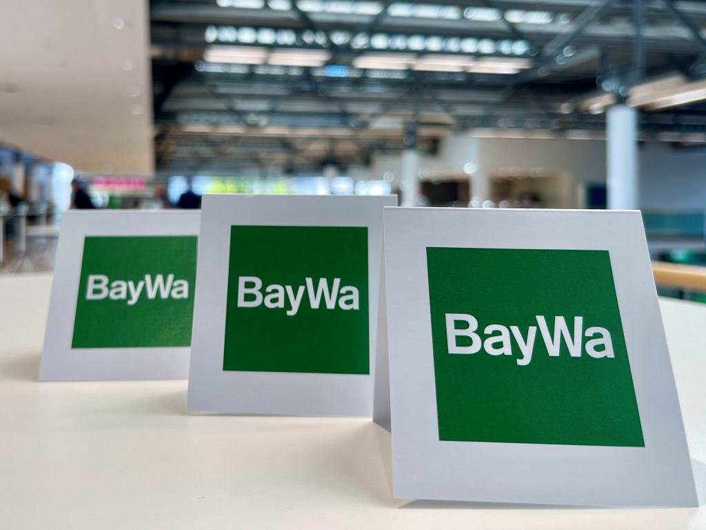 Tischaufsteller bei der Baywa-Hauptversammlung in München. Ein Jahr nach der Fast-Pleite des Traditionsunternehmens hat sich die Staatsanwaltschaft mit einem Ermittlungsverfahren eingeschaltet. (Symbolbild) - Foto: Carsten Hoefer/dpa