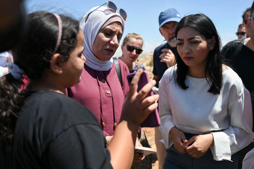 Die Bundesministerin tauschte sich im Westjordanland mit einer Familie aus. - Foto: Katharina Kausche/dpa
