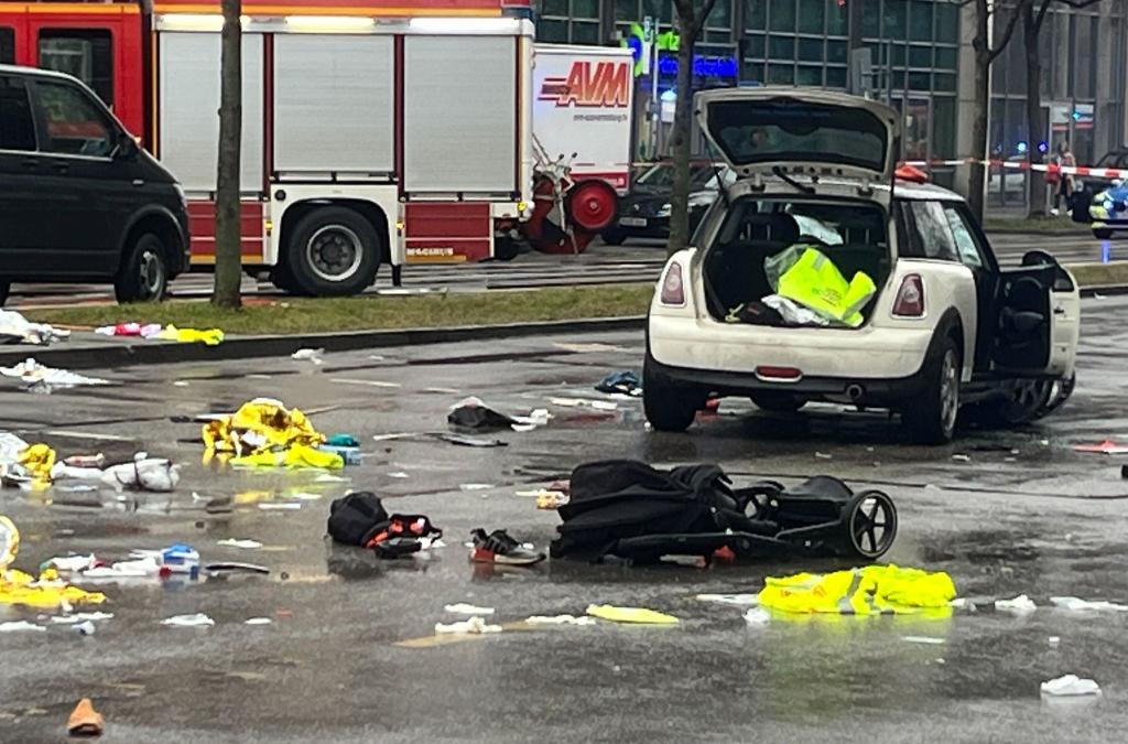 Mit seinem Auto überfuhr der Mann mehrere Menschen. (Archivbild) - Foto: Christoph Trost/dpa