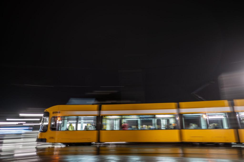 Im Fall der Messerattacke in einer Dresdner Straßenbahn befindet sich einer der beiden Tatverdächtigen in Untersuchungshaft (Symbolbild) - Foto: Robert Michael/dpa