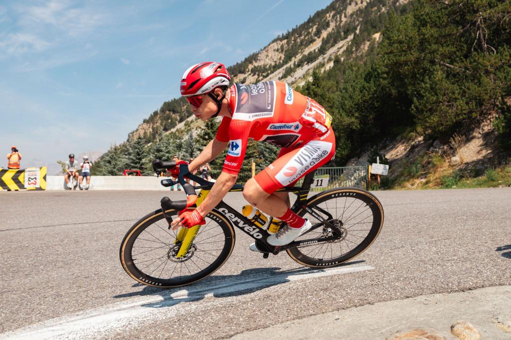 Der dänische Rad-Star Jonas Vingegaard im Roten Trikot des Gesamtführenden. - Foto: Matteo Secci/ZUMA Press Wire/dpa