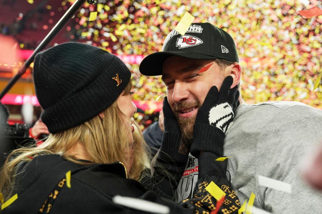 Taylor Swift und Travis Kelce haben sich verlobt. (Archivbild) - Foto: Charlie Riedel/AP/dpa