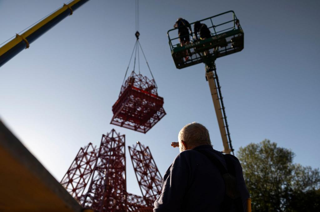 Per Kran wurden die Bestandteile des elsässischen Eiffelturms zusammengesetzt. - Foto: Hannes P. Albert/dpa
