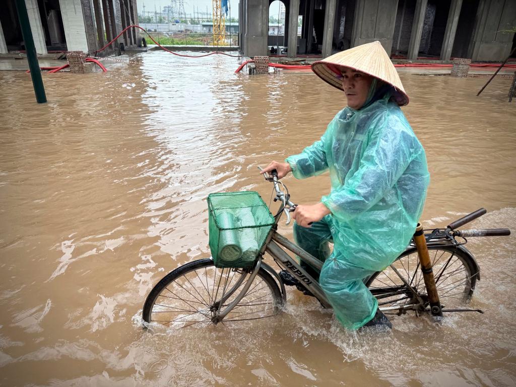 In Hanoi waren viele Straßen völlig überflutet. - Foto: Hau Dinh/AP/dpa