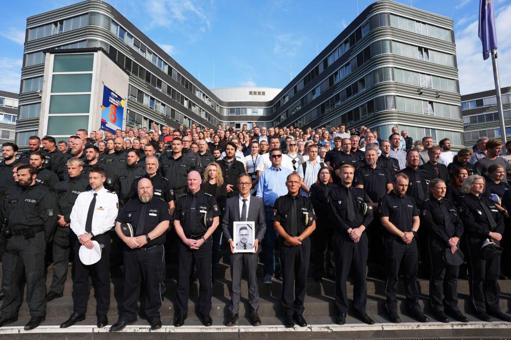 Das saarländische Innenministerium hatte die Polizeibehörden der anderen Länder und des Bundes eingeladen, sich der Gedenkminute anzuschließen. Hier zahlreiche Beamte vor dem Polizeipräsidium in Hamburg. - Foto: Marcus Brandt/dpa