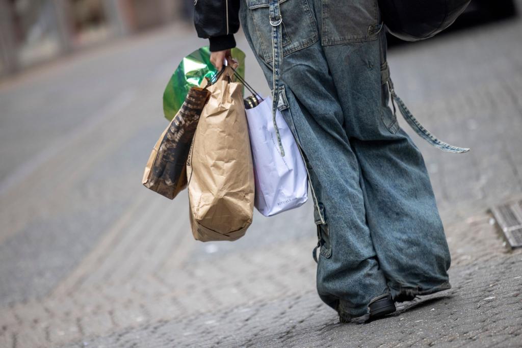 Die Menschen in Deutschland scheuen zurzeit eher größere Anschaffungen, weil sie sich Sorgen um ihren Job machen. (Symbolbild) - Foto: Thomas Banneyer/dpa