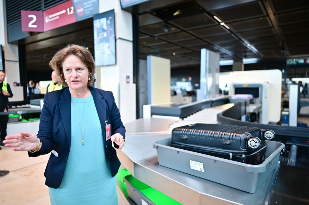 Flughafenchefin Aletta von Massenbach stellt neue CT-Scanner am Flughafen BER vor. - Foto: Sebastian Christoph Gollnow/dpa