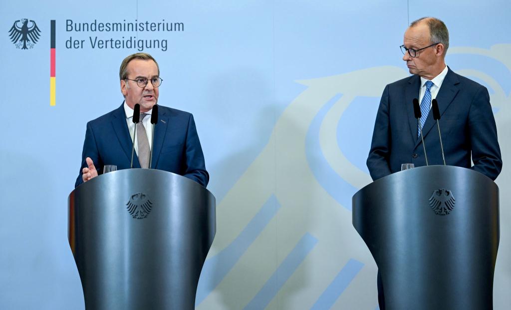 Pistorius und Merz bei ihrer Pressekonferenz nach der Kabinettssitzung im Bendlerblock. - Foto: Britta Pedersen/dpa