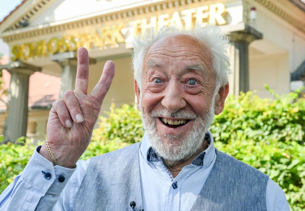Will an seinem 90. Geburtstag auf der Bühne stehen: Dieter Hallervorden. - Foto: Jens Kalaene/dpa