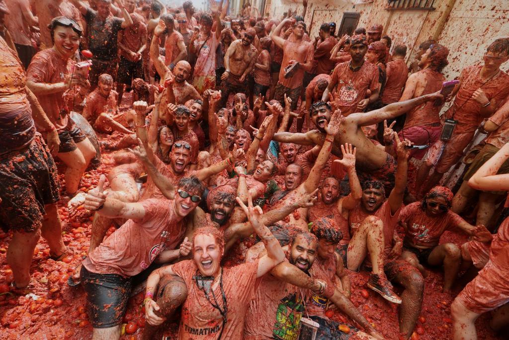 La «Tomatina» gilt als die größte Lebensmittelschlacht der Welt. - Foto: Alberto Saiz/AP/dpa
