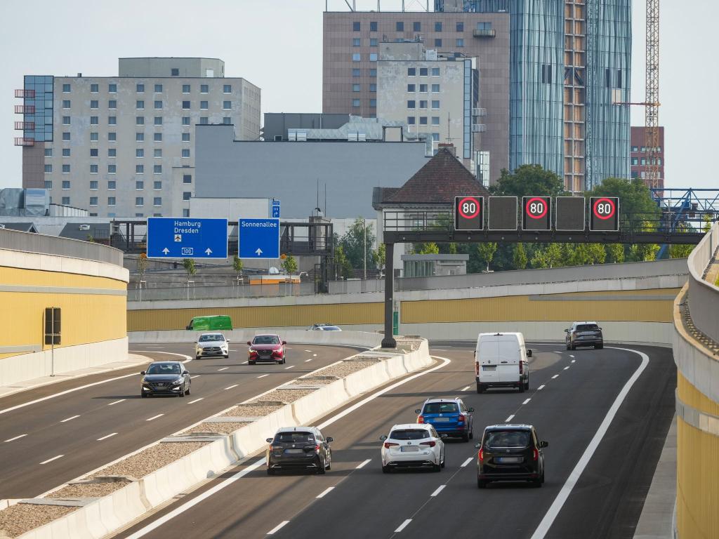 Die ersten Fahrzeuge rollen über das neue Teilstück der A100 in Berlin. - Foto: Soeren Stache/dpa