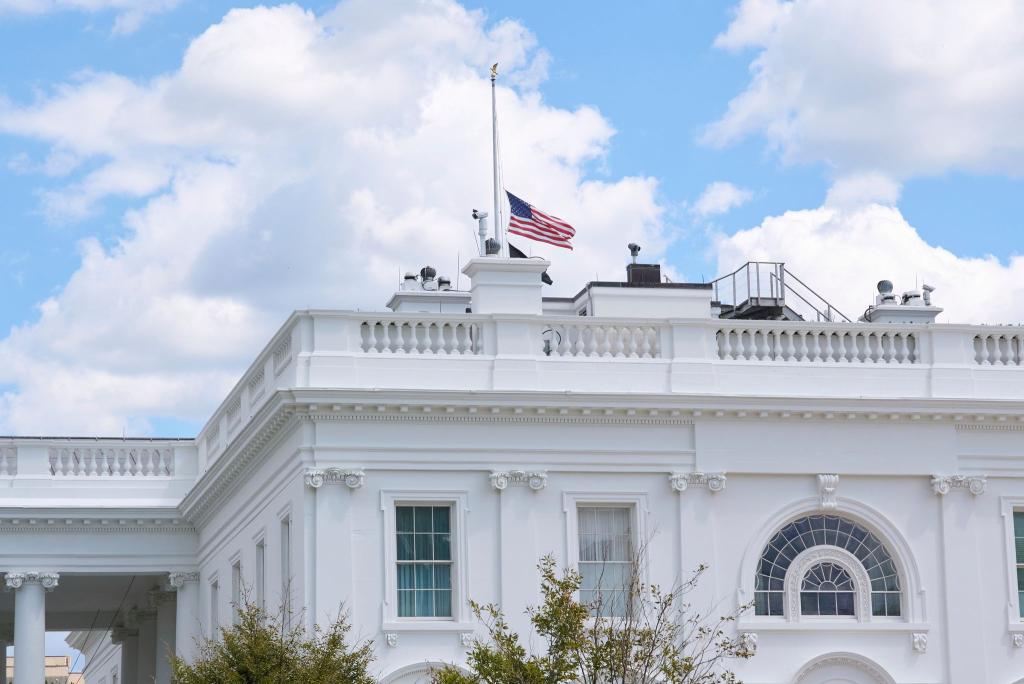Die Flagge am Weißen Haus ist auf halbmast gesenkt. - Foto: Jacquelyn Martin/AP/dpa
