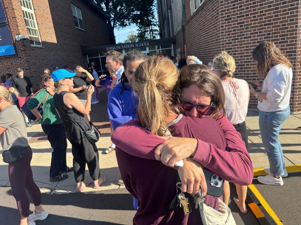 Kinder und Erwachsene sind schockiert nach den tödlichen Schüssen an der Schule. - Foto: Richard Tsong-Taatarii/Star Tribune/AP/dpa