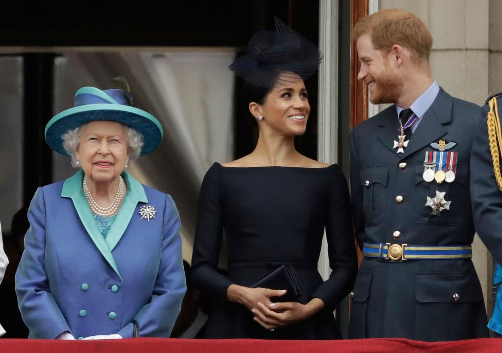 Ein Bild aus vergangenen Zeiten: Elizabeth II., Meghan und Prinz Harry - Foto: Matt Dunham/AP/dpa