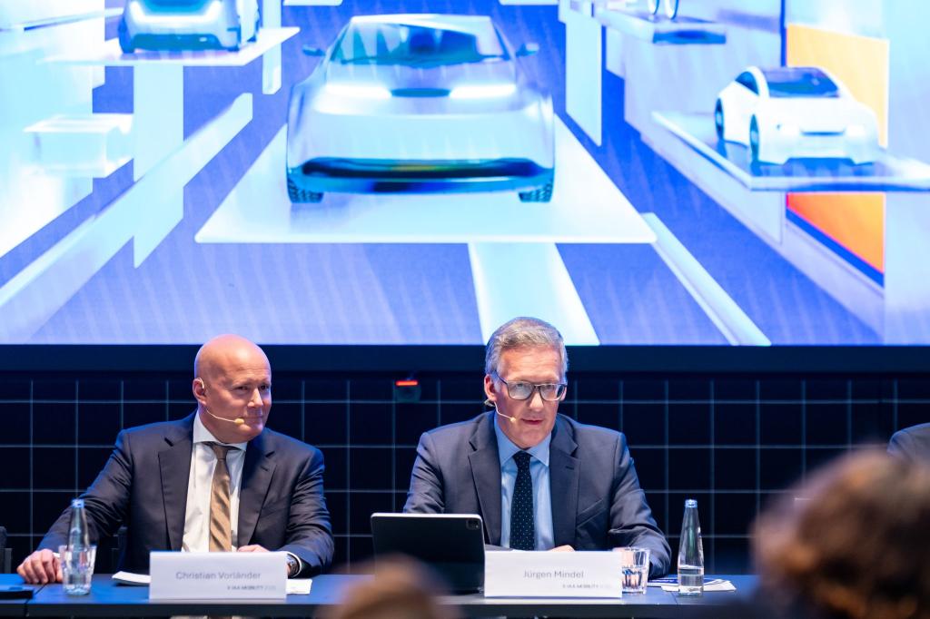 VDA-Geschäftsführer Jürgen Mindel (rechts) und der Rechtsanwalt Christian Vorländer (links) als Vertreter der Messe MÜnchen präsentieren das Konzept der bevorstehenden Automesse IAA. Die bedrängten deutschen Hersteller wollen ein «Signal der Zuversicht» senden. - Foto: Lennart Preiss/dpa
