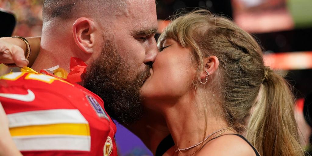 Und Kuss: Inzwischen sind Taylor Swift und Travis Kelce verlobt. (Archivbild) - Foto: Brynn Anderson/AP/dpa
