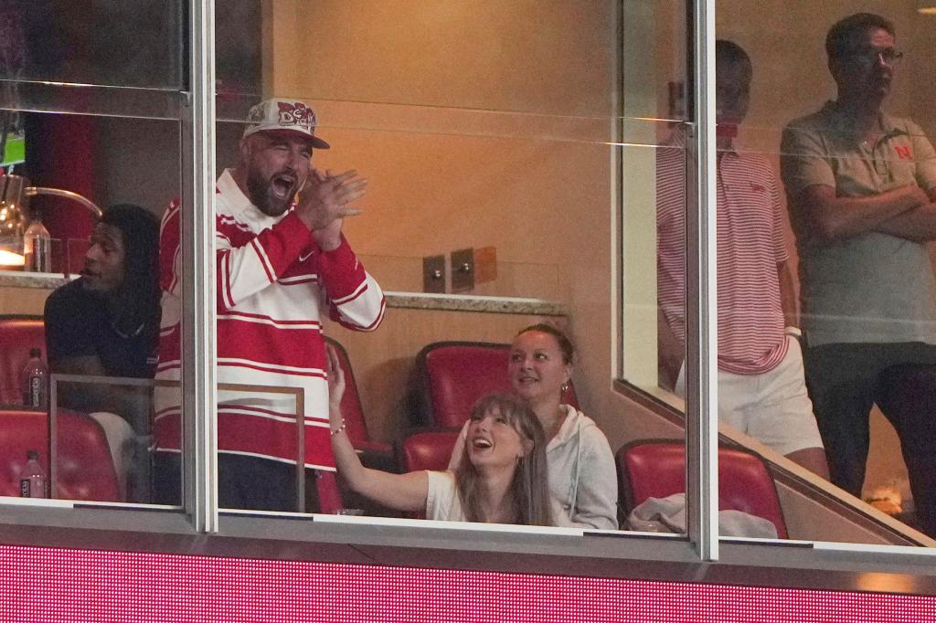 Er jubelt, sie wirft ihm einen verliebten Blick zu: Travis Kelce und Taylor Swift bei einem College-Football-Spiel. - Foto: Charlie Riedel/AP/dpa