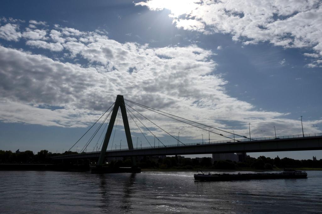 Mit dem meteorologischen Herbstbeginn am Montag sollen sich auch die Wolken verdichten. - Foto: Rolf Vennenbernd/dpa