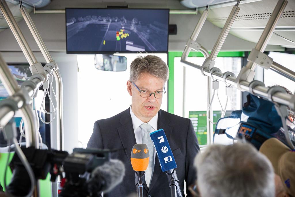 Verkehrsminister Schnieder zeigt sich nach seiner Fahrt im autonomen Bus beeindruckt. - Foto: Moritz Frankenberg/dpa