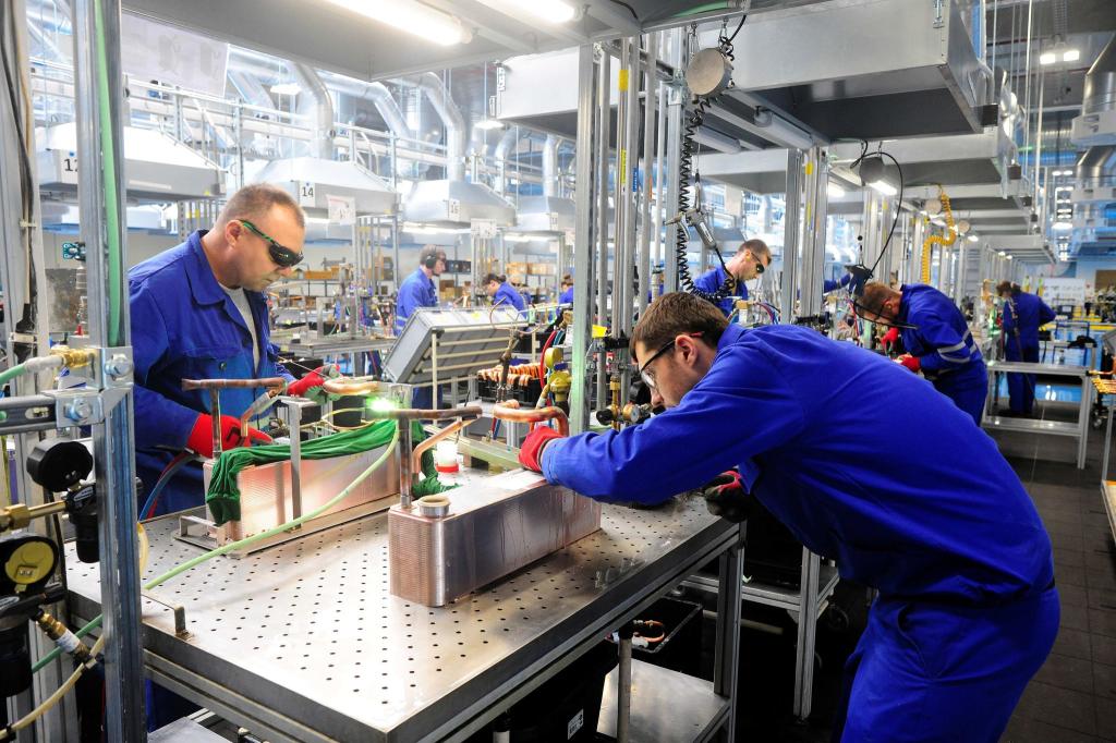Mit einem neuen Werk im tschechischen Pilsen (Plzen) baut der japanische Großkonzern Panasonic seine Wärmepumpen-Produktion in Europa aus. - Foto: Michael Heitmann/dpa