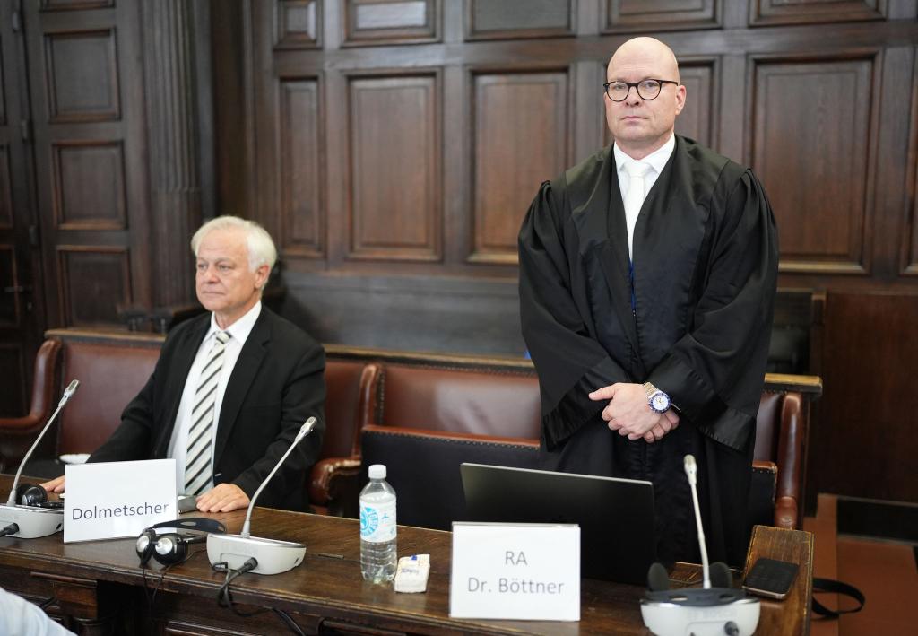 Sascha Böttner (r.) ist der Verteidiger des israelischen Angeklagten. - Foto: Marcus Brandt/dpa POOL