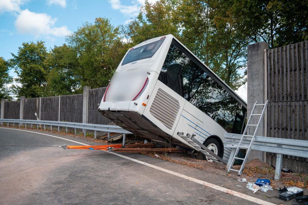 Der Bus brach in einer Kurve durch die Leitplanke und die Schallschutzwand. - Foto: Lars Haubner/NEWS5/dpa