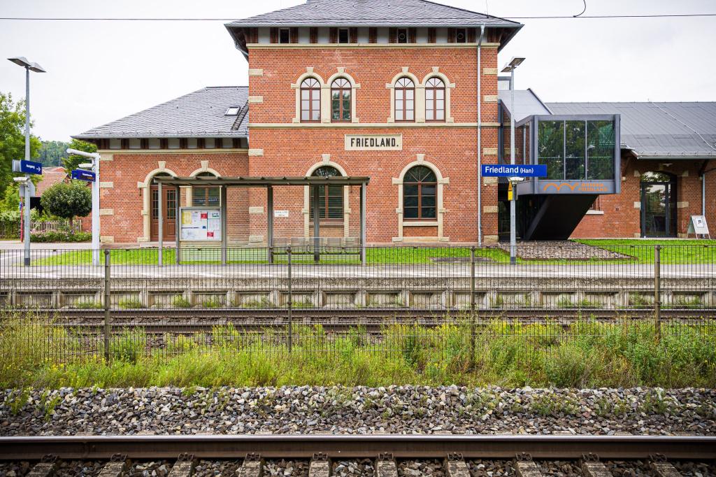 Der Bahnhof Friedland im Landkreis Göttingen: Hier starb am 11. August eine 16-Jährige. - Foto: Moritz Frankenberg/dpa