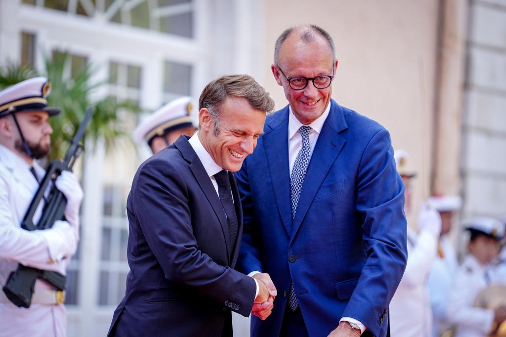 Wie zwei alte Freunde begrüßen sich Macron und Merz vor dem Fort du Cap Brun über der Cote d'Azur. - Foto: Kay Nietfeld/dpa