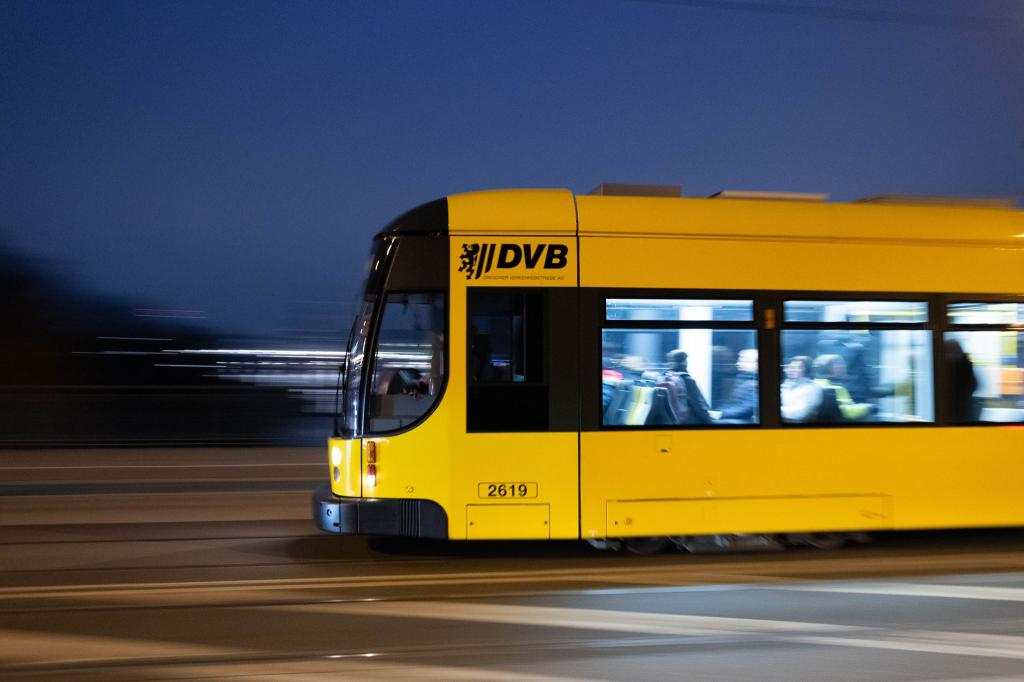 In der Dresdner Neustadt kam es in der Nacht zu Sonntag in einer Straßenbahn zu einem Messerangriff. (Symbolfoto) - Foto: Sebastian Kahnert/dpa
