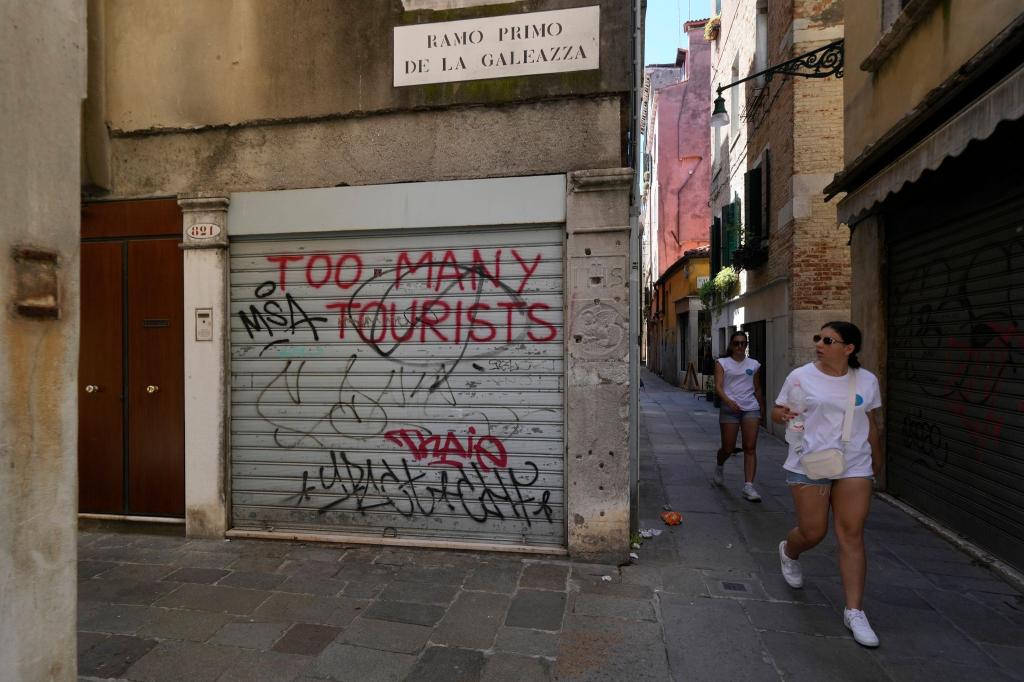 Nicht alle Touristen sind willkommen: Laut Regionalpräsident Zaia will die Region «kein fruchtbarer Boden für den Proletentourismus werden». (Symbolbild) - Foto: Luca Bruno/AP/dpa