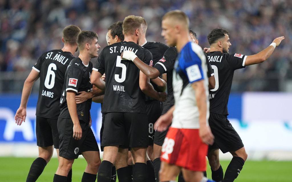 St. Paulis Spieler jubeln nach dem Treffer zum 0:1. - Foto: Marcus Brandt/dpa