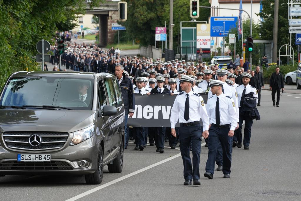 Andächtig zog der Trauermarsch durch Saarlouis - Foto: Patrick von Frankenberg/dpa