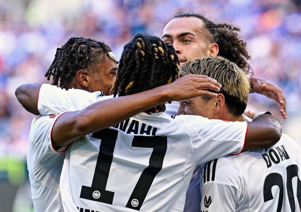 Eintracht Frankfurt bejubelte in Hoffenheim den zweiten Saisonsieg. - Foto: Uwe Anspach/dpa