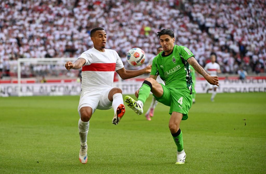 Die Stuttgarter um Jamie Leweling (l) taten sich gegen Gladbach sehr schwer. - Foto: Marijan Murat/dpa