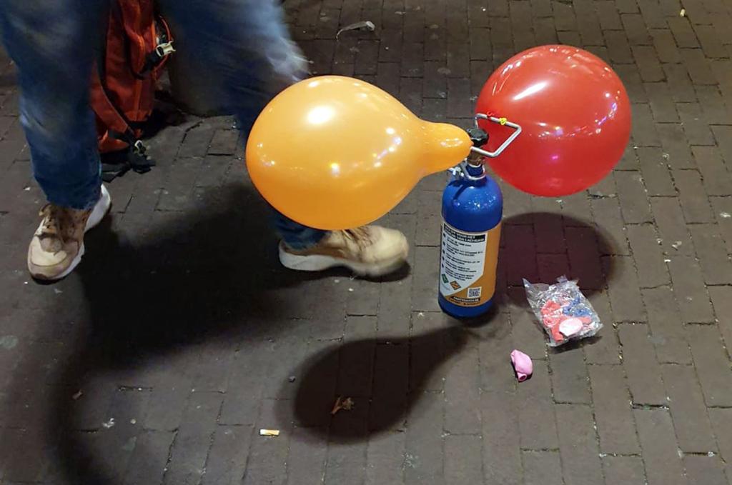 Lachgas aus Luftballons einzuatmen, ist kein harmloser Party-Spaß. Die gesundheitlichen Folgen können gravierend sein. (Archivbild) - Foto: Annette Birschel/dpa