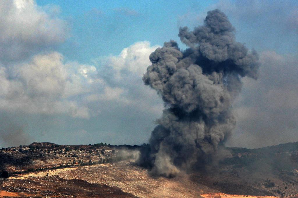 Rauchwolken steigen auf nach einem israelischen Luftangriff im Südlibanon. - Foto: dpa
