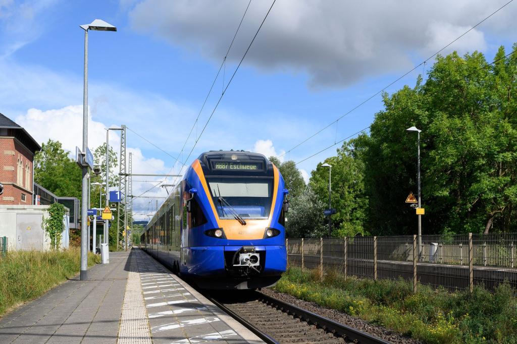 Noch immer ist unklar, warum eine 16-Jährige in Friedland am Bahnsteig starb. Der Bahnhof steht seither im Fokus der Ermittlungen. - Foto: Swen Pförtner/dpa