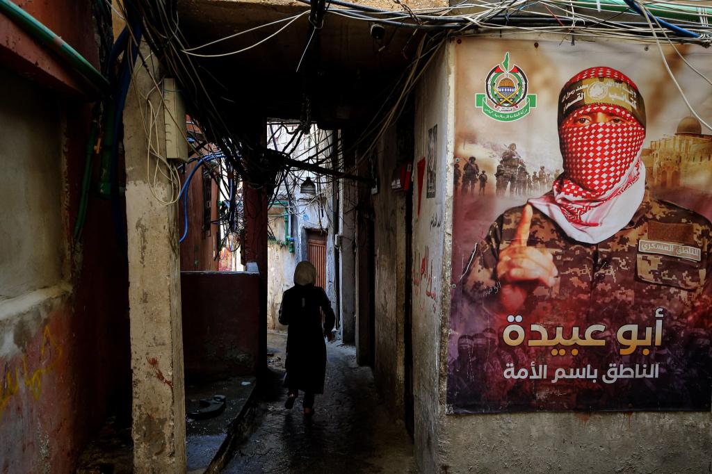 Ein Plakat des Hamas-Sprechers Abu Obeida. (Archivbild) - Foto: Marwan Naamani/dpa