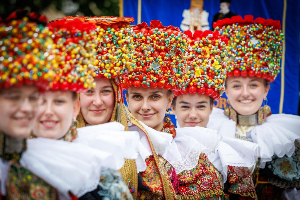 Mitglieder der Trachtengruppe Schaumburg Lippe tragen beim Tag der Niedersachsen in Osnabrück ihre traditionelle Tracht. - Foto: Friso Gentsch/dpa