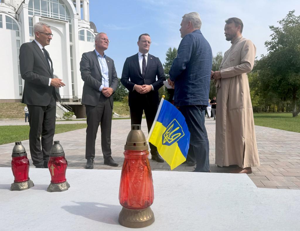 Die Fraktionschefs Spahn und Miersch in der Gedenkstätte für die Opfer der russischen Besatzung in Butscha. - Foto: Michael Fischer/dpa