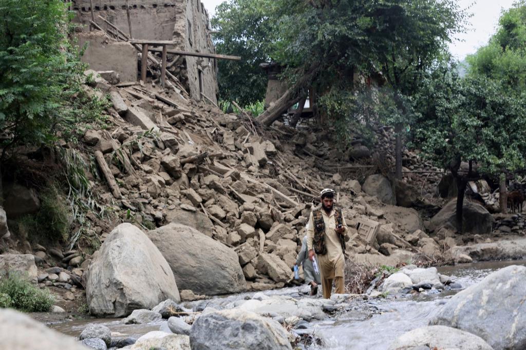 Schlimmes Erdbeben in Afghanistan: Ein Mann geht an einem vom Erdbeben zerstörten Haus vorbei. - Foto: Wahidullah Kakar/AP/dpa