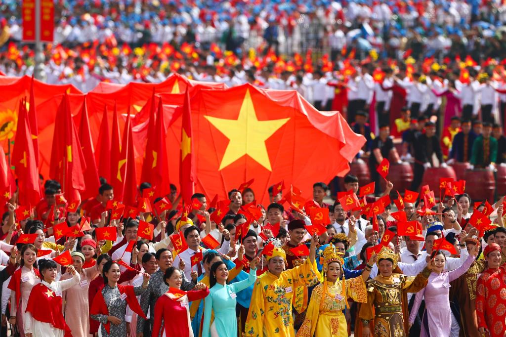 Hunderttausende jubelten und feierten bei der Parade ihr Land. - Foto: Athit Perawongmetha/Reuters Pool/AP/dpa