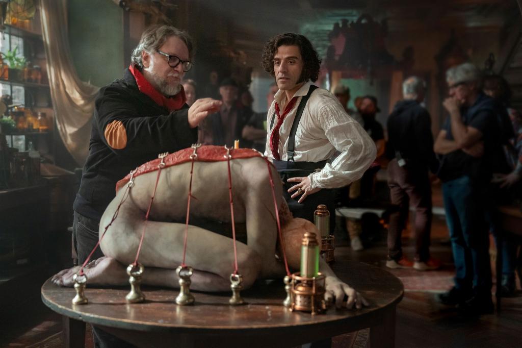 Regisseur Guillermo del Toro und Frankenstein-Darsteller Oscar Isaac in einer Filmszene. - Foto: Ken Woroner/Netflix via AP/dpa